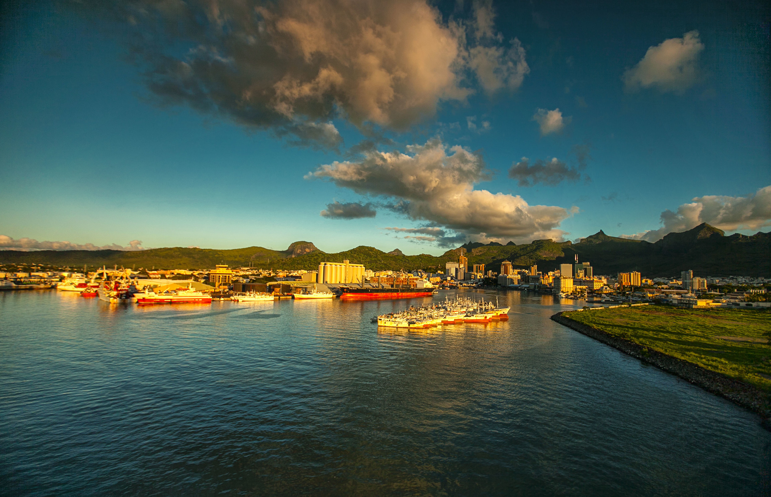 Вид на Порт-Луи с побережья. Маврикий – фотографии Маврикия