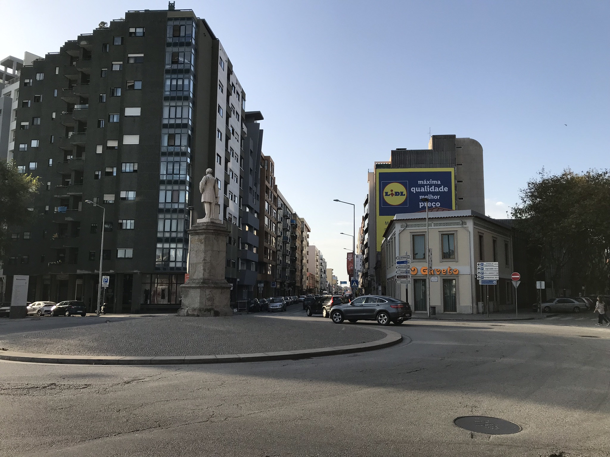 Монумент в районе пляжа Прайя-де-Матозиньюш, Порту – фотографии Португалии