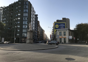 Монумент в районе пляжа Прайя-де-Матозиньюш, Порту – фотографии Португалии