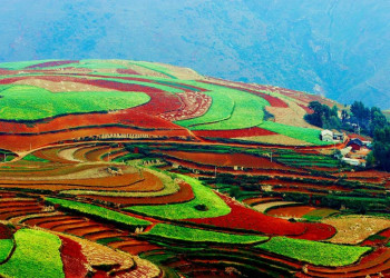 На высокогорном плато Юньнань в Китае расстелилась красочная земля Дончуань (Luoxiaguo) – фотографии Китая