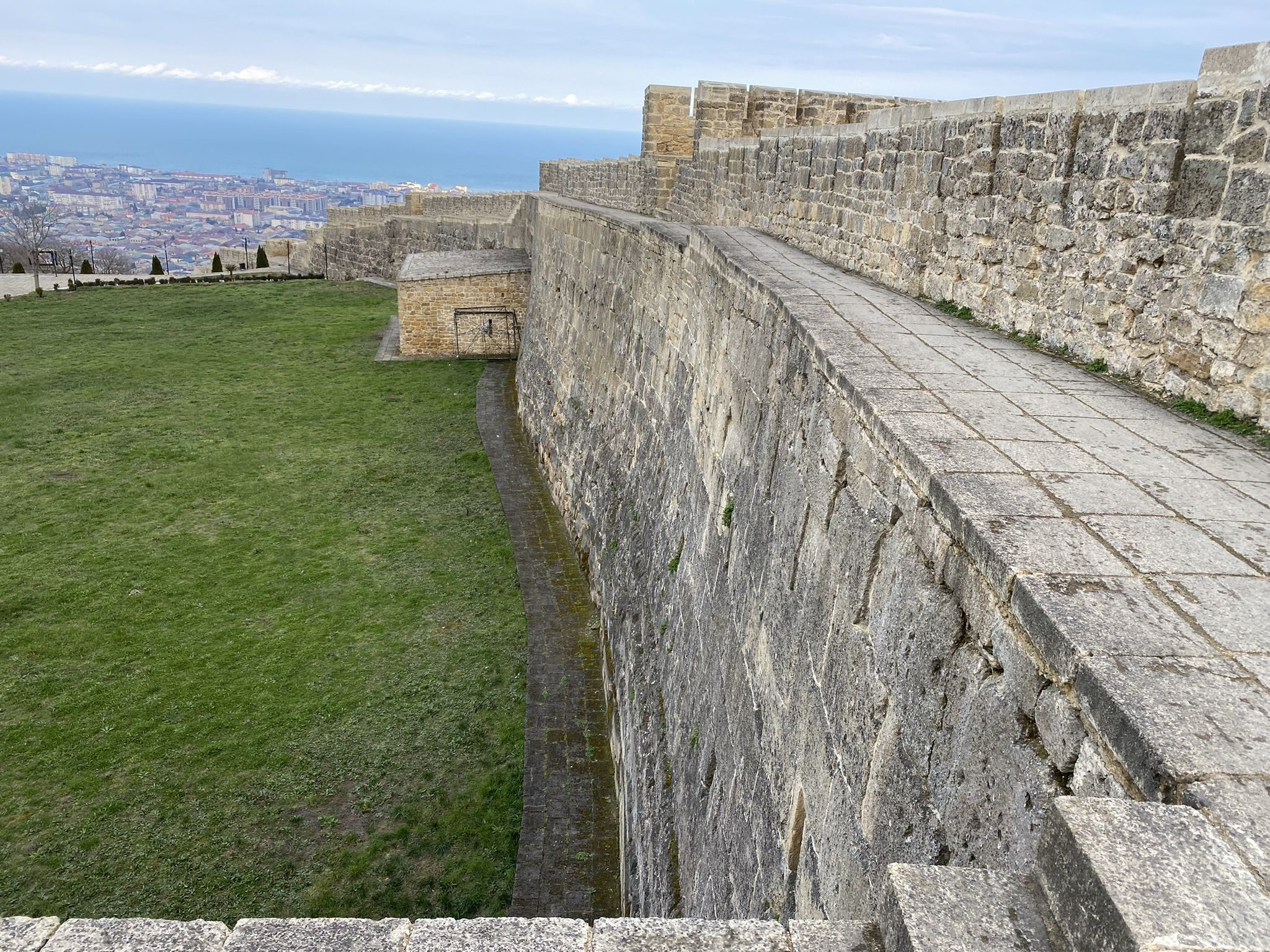 Вид на стены крепости Нарын-кала с внутренней территории, Дербент – фотографии России