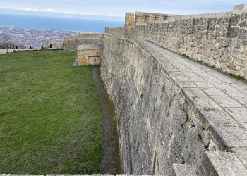 Вид на стены крепости Нарын-кала с внутренней территории, Дербент – фотографии России