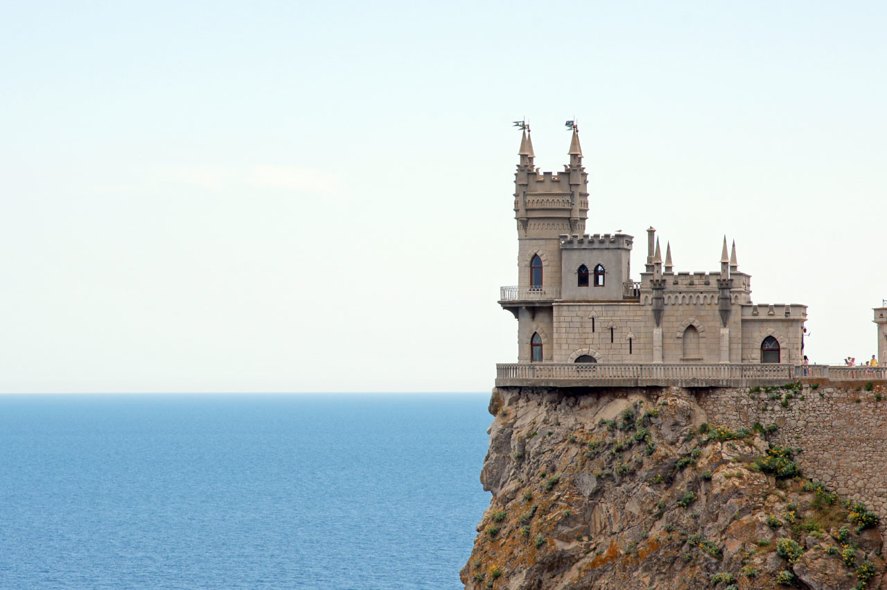 Размеры замка Ласточкино гнездо достаточно скромные, а внутренне убранство не слишком роскошное – фотографии России
