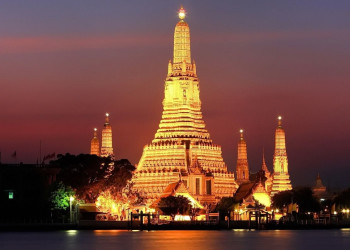 Храм Ват Арун при вечернем освещении – фотографии Таиланда