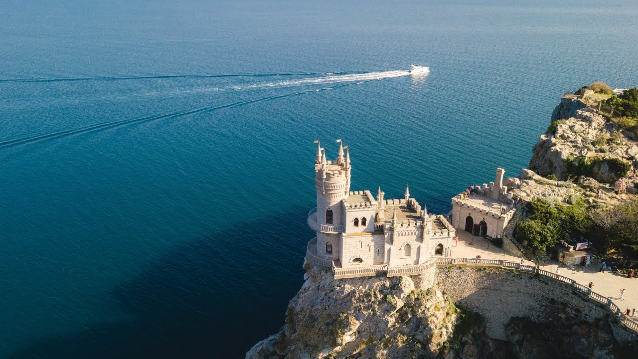 В здании замка Ласточкино гнездо часто проводятся различные выставки и ярмарки – фотографии России