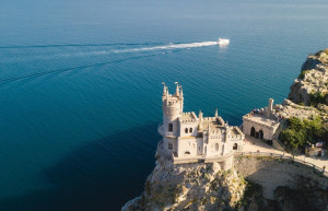 В здании замка Ласточкино гнездо часто проводятся различные выставки и ярмарки – фотографии России