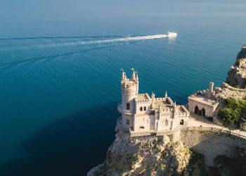 В здании замка Ласточкино гнездо часто проводятся различные выставки и ярмарки – фотографии России