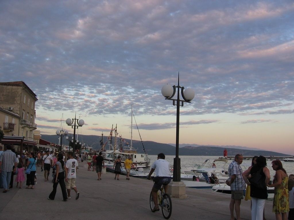 Люди на набережной в Крк, Хорватия. Фото 2 – фотографии Хорватии