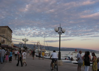 Люди на набережной в Крк, Хорватия. Фото 2 – фотографии Хорватии