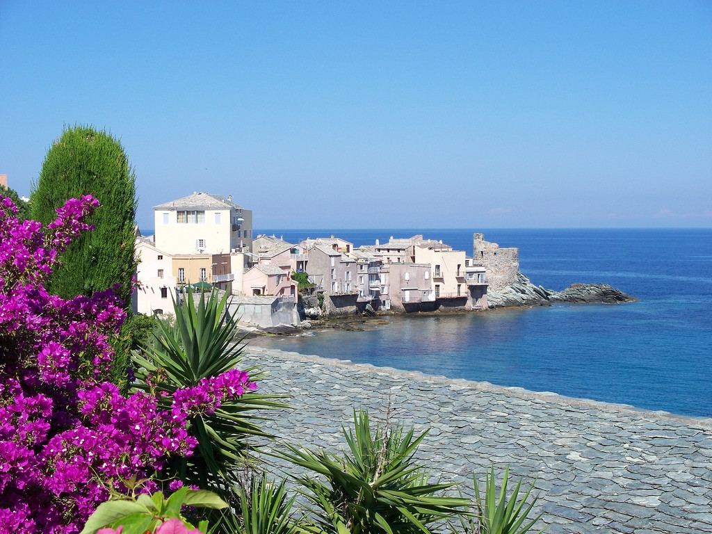 Набережная в Эрбалунге, Франция – фотографии Франции