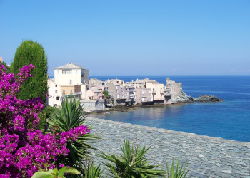 Набережная в Эрбалунге, Франция – фотографии Франции