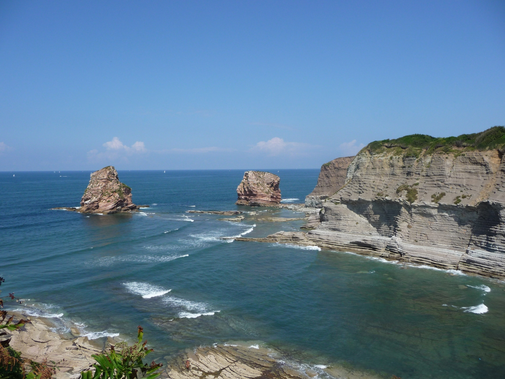 Скалы в Андае, Франция – фотографии Франции