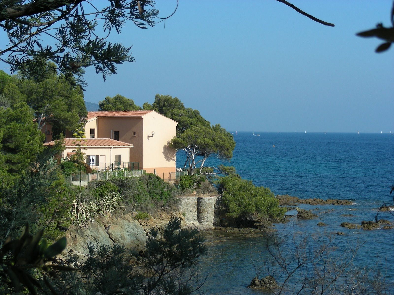 Дома на берегу в Ла-Круа-Вальмер, Франция – фотографии Франции