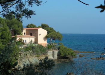 Дома на берегу в Ла-Круа-Вальмер, Франция – фотографии Франции