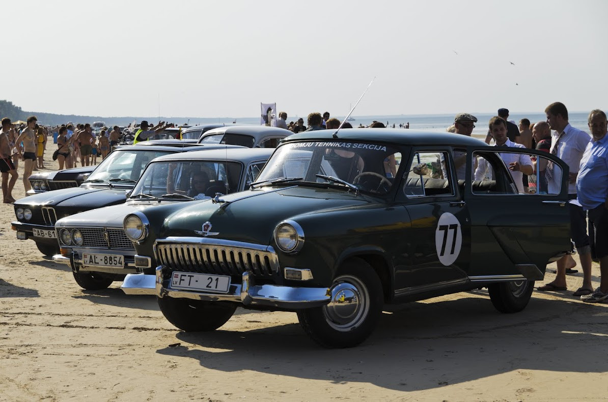 Ретро машины на пляже Юрмалы (Латвия) – фотографии Латвии