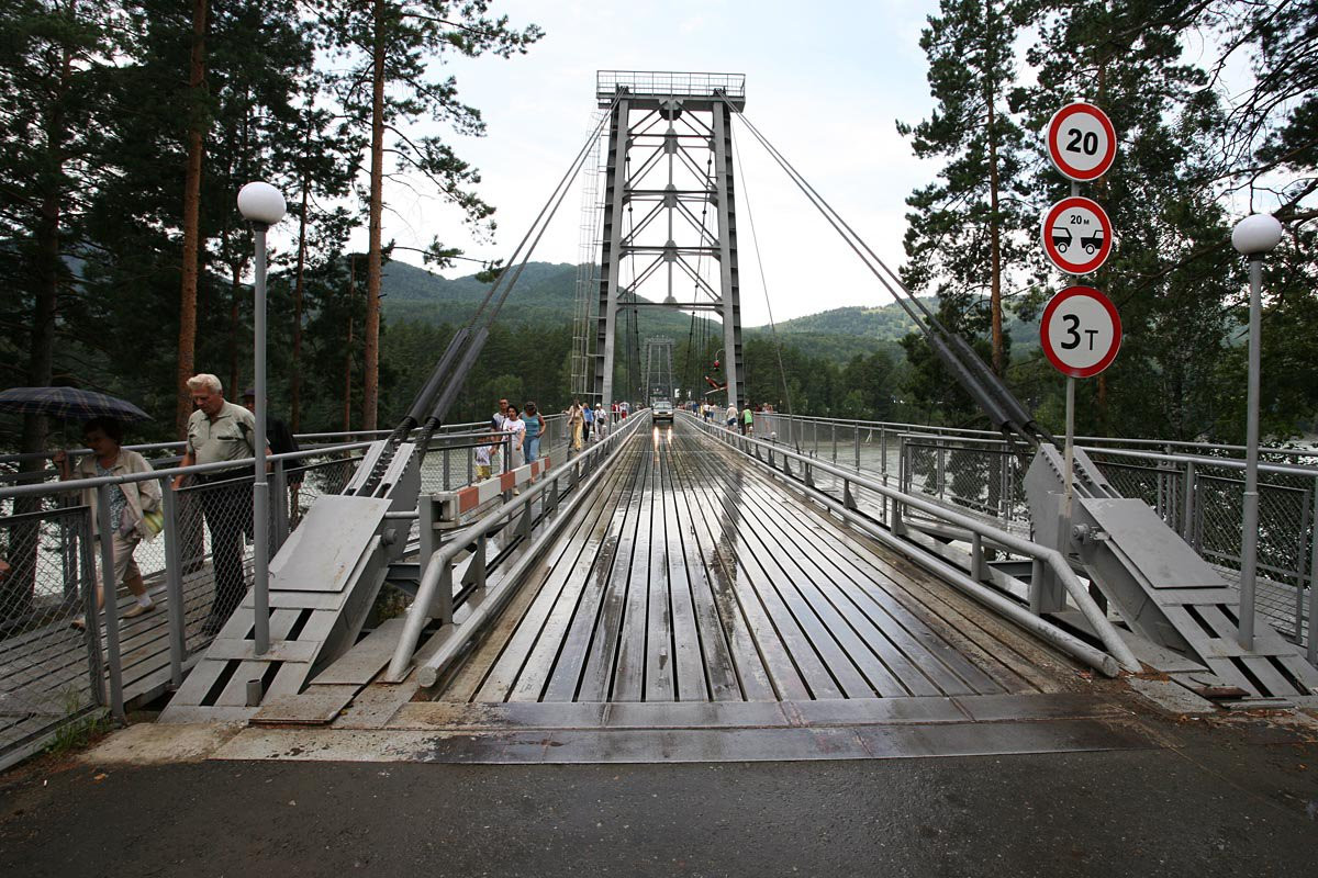 Мост в Горно-Алтайске, Россия. Фото 1 – фотографии России