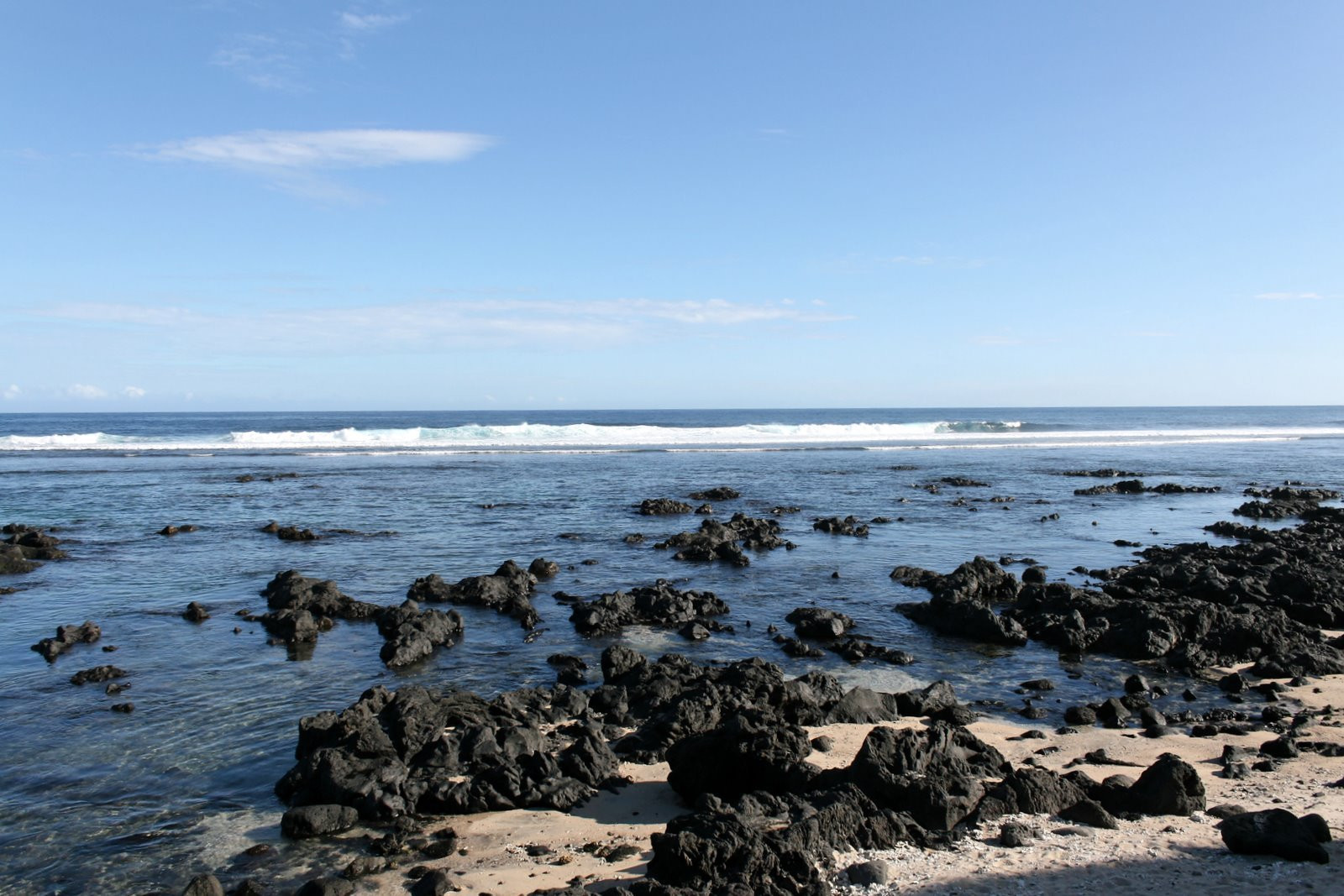 Остров Реюньон, каменистое побережье в Сен-Пьер – фотографии Реюньона