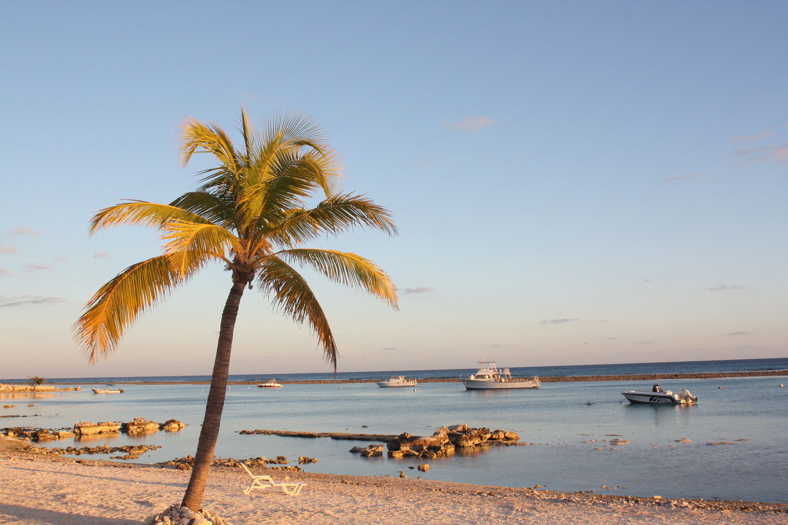 Пляж на острове Кайман-Брак (Cayman Brac). Фото 1 – фотографии Каймановых островов