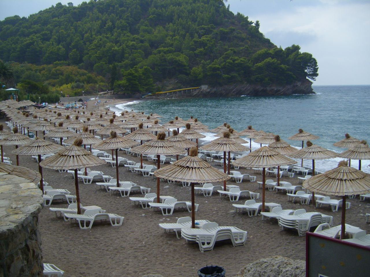 Шезлонги на пляже в Петровац, Черногория – фотографии Черногории