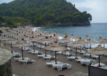 Шезлонги на пляже в Петровац, Черногория – фотографии Черногории