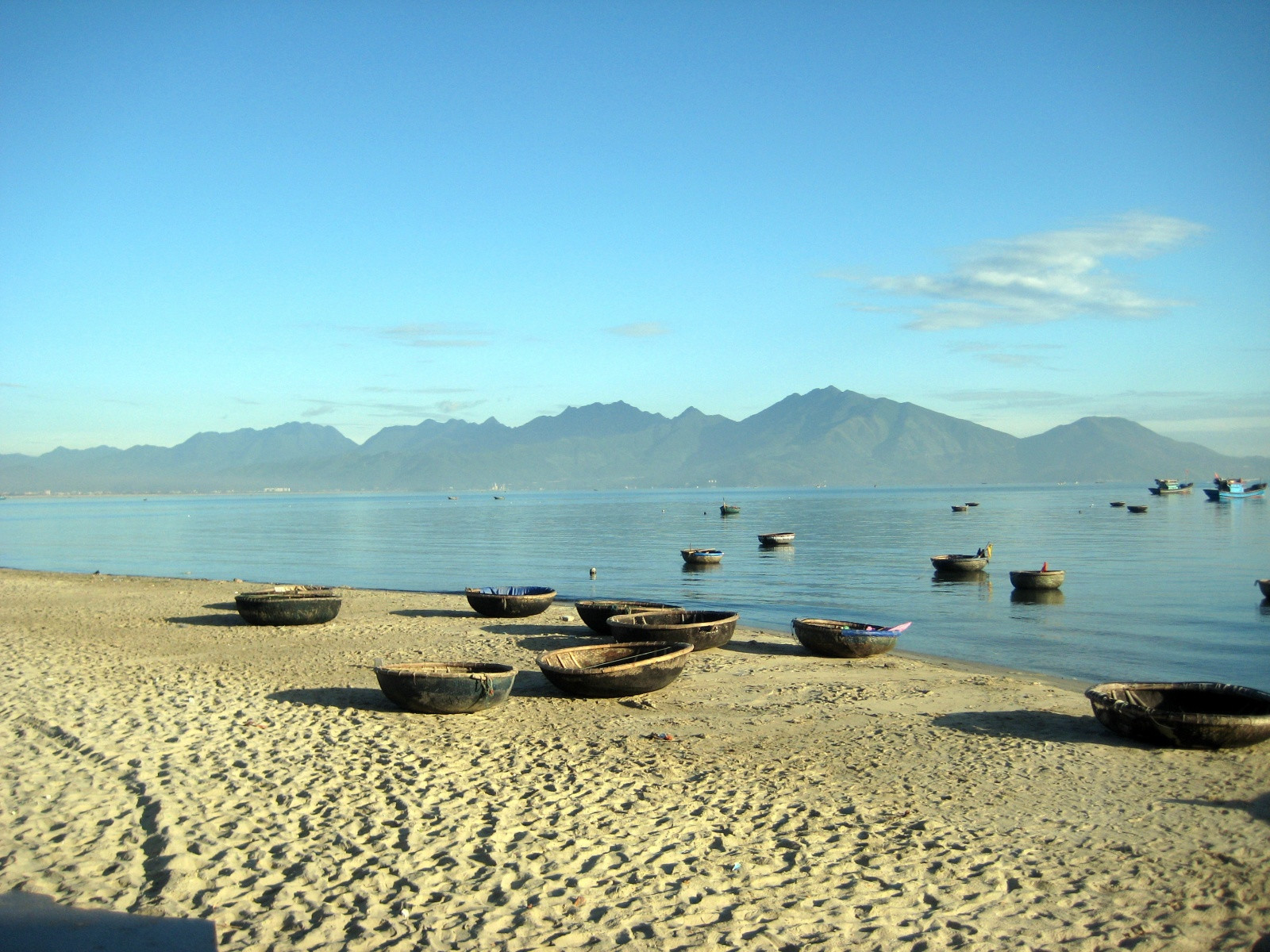 На пляжах много лодок-скорпулок – фотографии Вьетнама