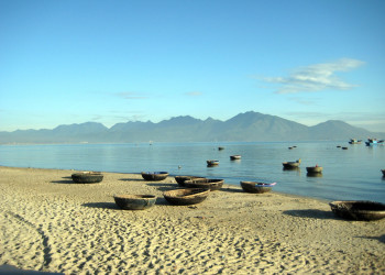 На пляжах много лодок-скорпулок – фотографии Вьетнама