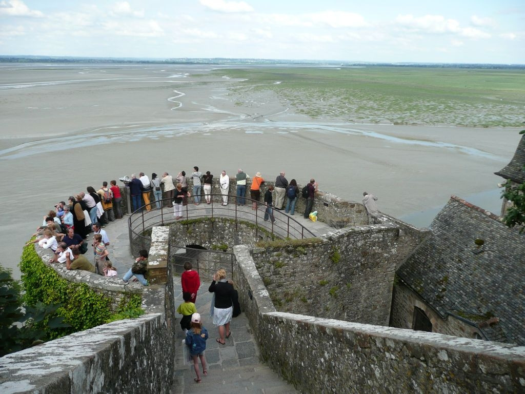 Туристы в Мон-Сен-Мишель, Франция – фотографии Франции
