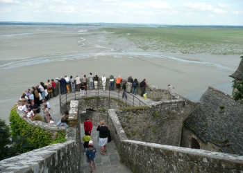 Туристы в Мон-Сен-Мишель, Франция – фотографии Франции