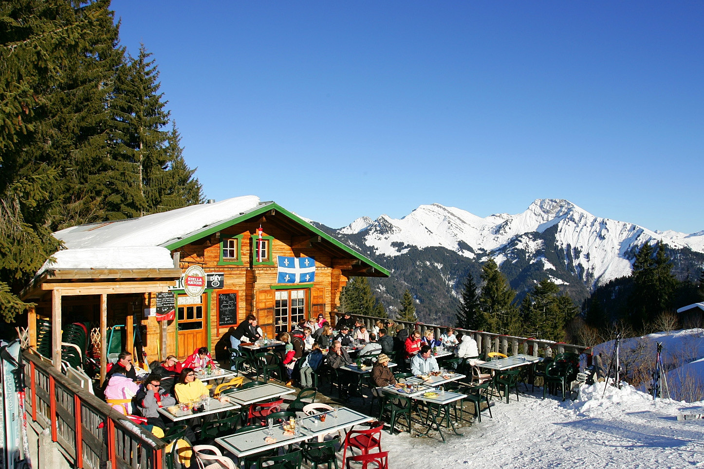 Кафе в Сэн-Жан-Д'Ольп, Франция – фотографии Франции