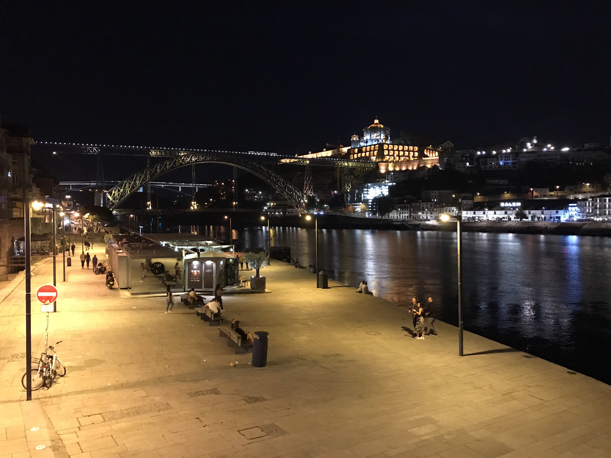 Прогулка по ночной набережной в Порту у моста Понти-ди-Дон-Луиш I – фотографии Португалии