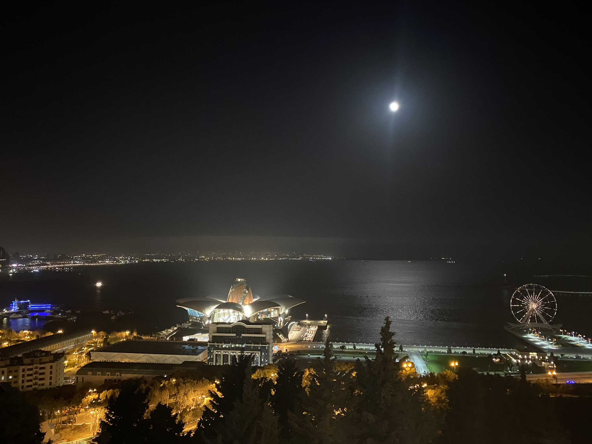 Красивый вид на ночной Баку со смотровой площадки – фотографии Азербайджана