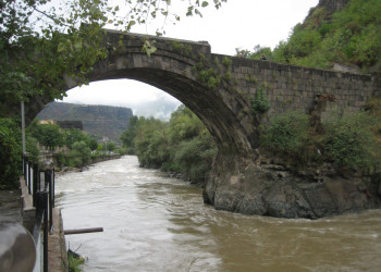 Река в Алаверди, Армения – фотографии Армении