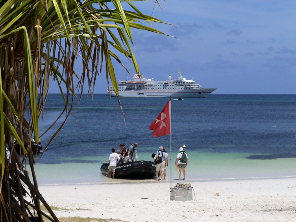 Туристы на острове Десрочес – фотографии Сейшельских островов