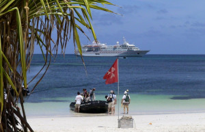 Туристы на острове Десрочес – фотографии Сейшельских островов