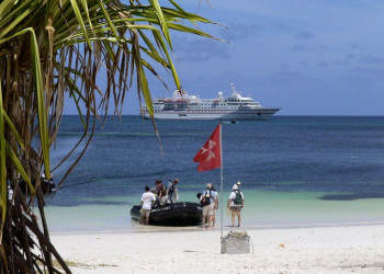 Туристы на острове Десрочес – фотографии Сейшельских островов