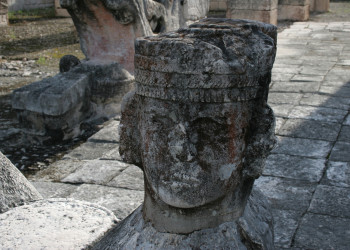 Скульптура в Чичен-Ица, Мексика – фотографии Мексики