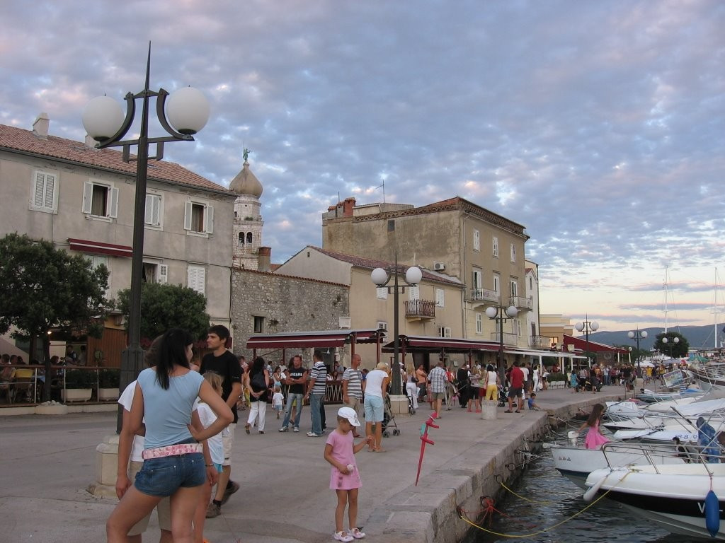 Люди на набережной в Крк, Хорватия. Фото 1 – фотографии Хорватии