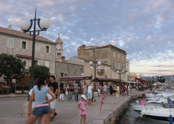 Люди на набережной в Крк, Хорватия. Фото 1 – фотографии Хорватии