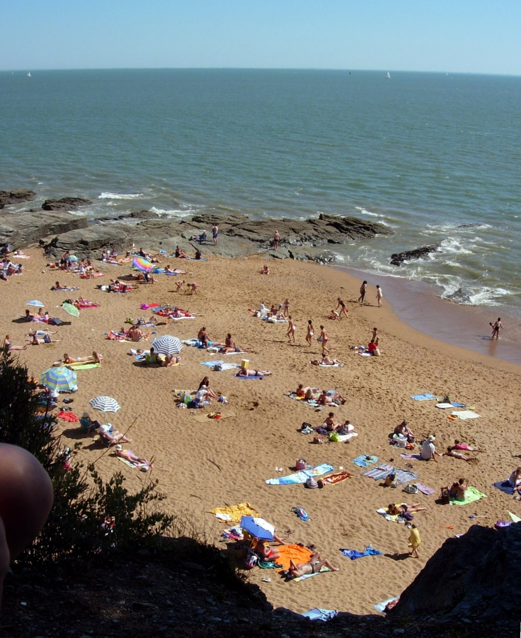 Люди на пляже в Порнике, Франция. Фото 1 – фотографии Франции