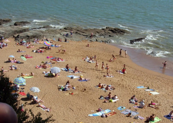 Люди на пляже в Порнике, Франция. Фото 1 – фотографии Франции