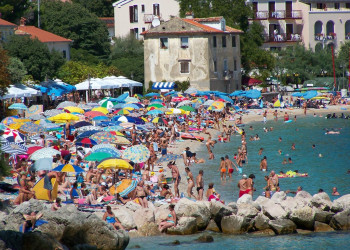 Туристы на пляже в Мощеничка-Драга, Хорватия. Фото 1 – фотографии Хорватии