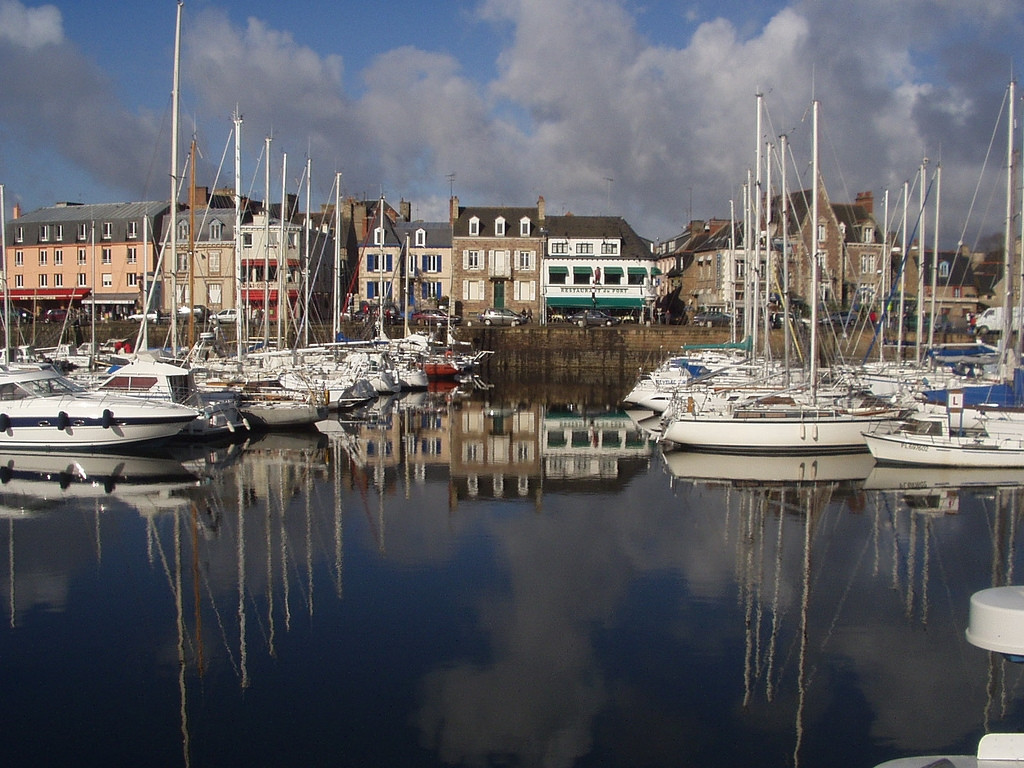 Лодки и парусники в Пэмполе, Франция – фотографии Франции