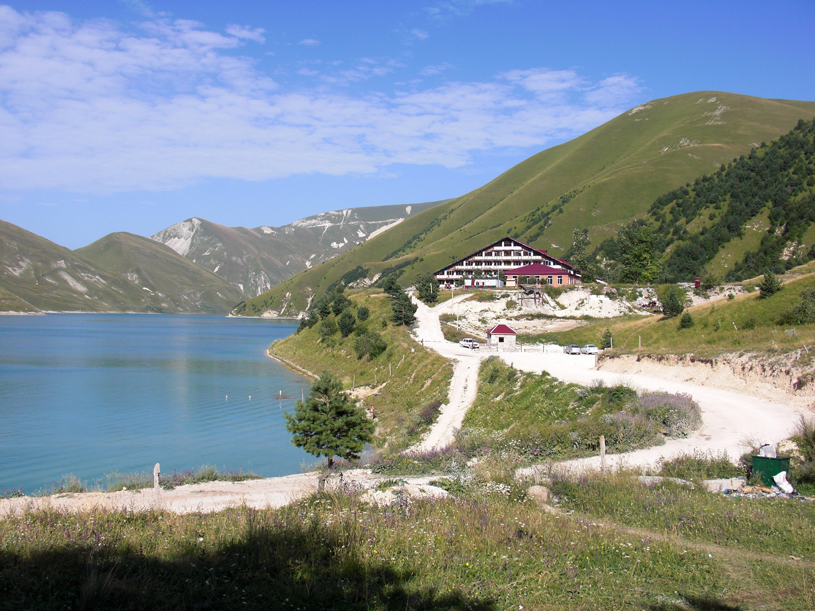 Побережье озера Кезеной-Ам на Кавказе – фотографии России