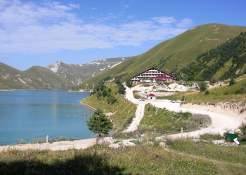 Побережье озера Кезеной-Ам на Кавказе – фотографии России