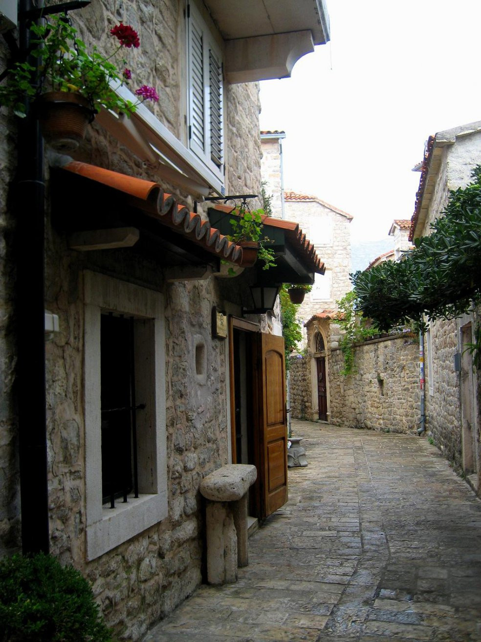 Улица в Будва, Черногория. Фото 20 – фотографии Черногории