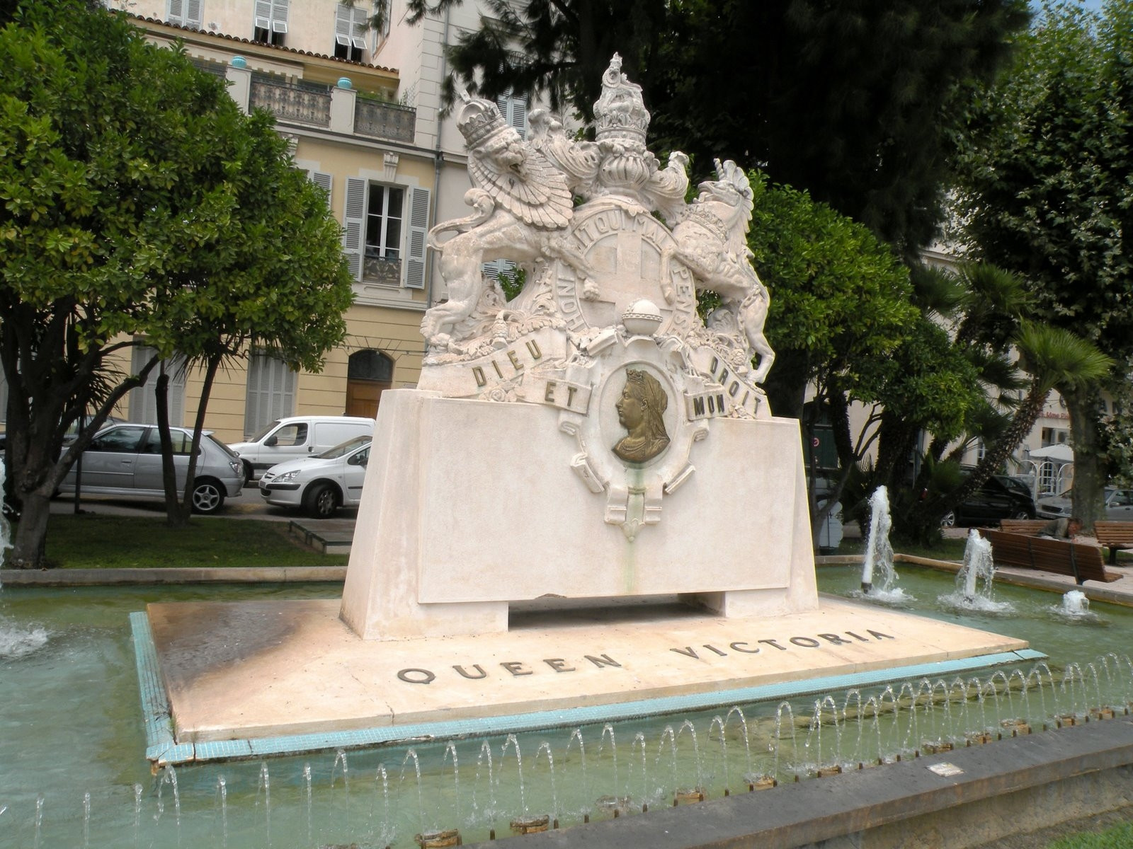 Памятник в Ментоне, Франция – фотографии Франции