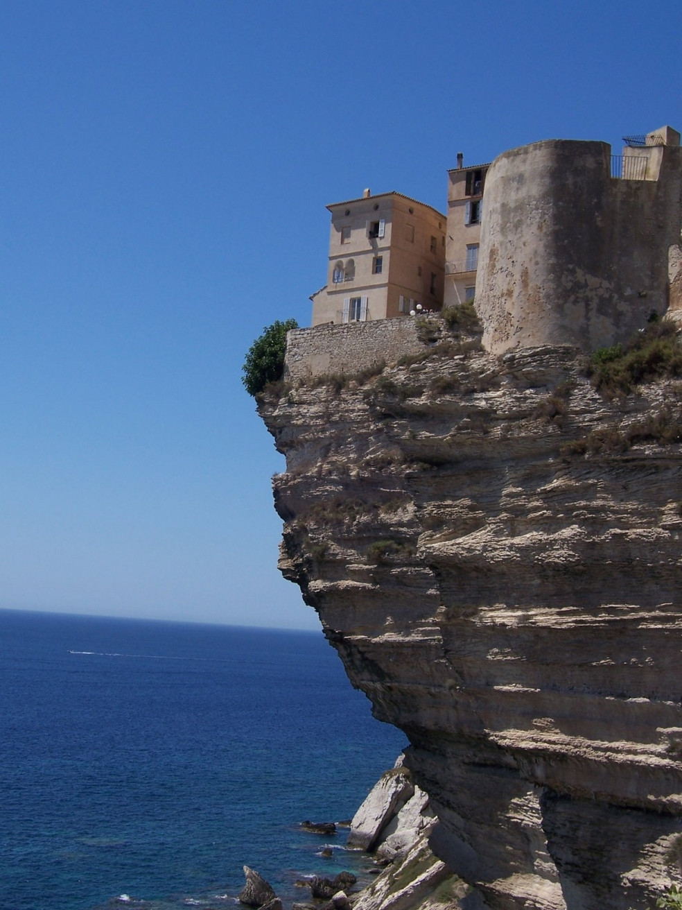 Дома на краю скалы в Бонифачо, Франция. Фото 8 – фотографии Франции