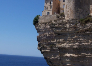 Дома на краю скалы в Бонифачо, Франция. Фото 8 – фотографии Франции