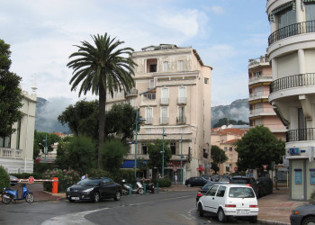 Улица в Ментоне, Франция – фотографии Франции