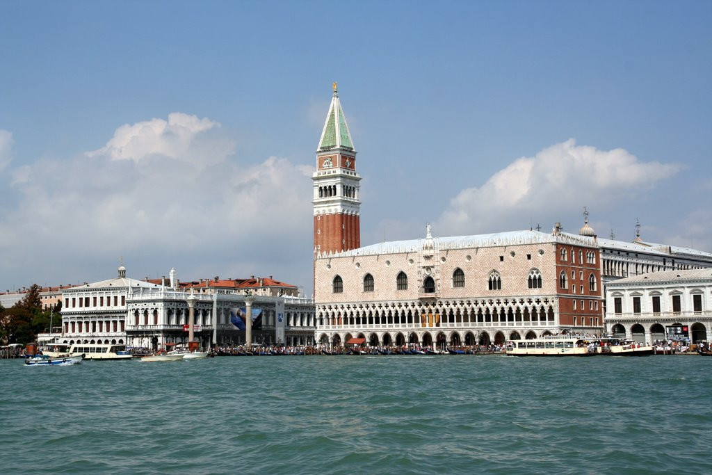 Вид на набережную Венеции с катера, Италия – фотографии Италии